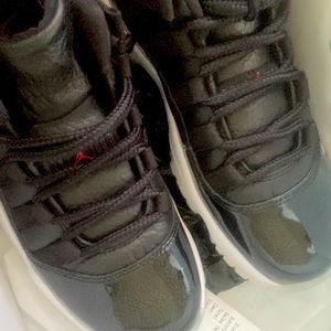 I’m selling the AIR JORDAN 11 RETRO LOW (GS)